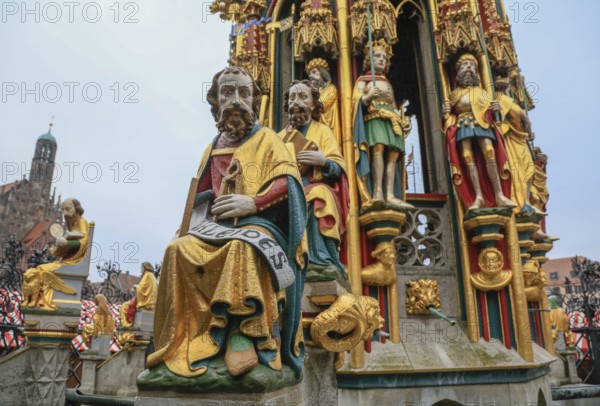 Beautiful fountain on the main market square, tubular fountain with 40 figures from the 14th century, Nuremberg, Middle Franconia, Franconia, Bavaria, Germany, Europe