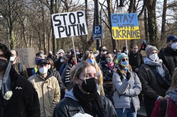 27.02.2022, Berlin, Germany, Europe, In Berlin, several hundred thousand people are protesting for peace in Europe and against Russia's illegal war of aggression in Ukraine, triggered by Russian President Putin. The large demonstration in the Tiergarten district stretches from the Victory Column along Straße des 17. Juni to the Brandenburg Gate and takes place under the motto, Europe
