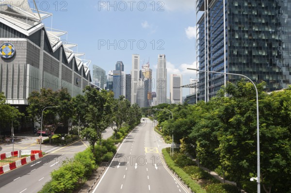 05.05.2020, Singapore, Republic of Singapore, Asia, Empty streets and hardly any traffic in the city centre during the lockdown due to the corona crisis (Covid-19) . The skyscrapers of the business district rise up in the background, Asia