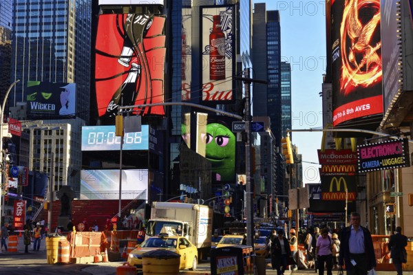 Dusk, Manhattan, Brooklyn, New York City, New York, USA, North America, Busy Times Square with people, billboards and traffic, North America