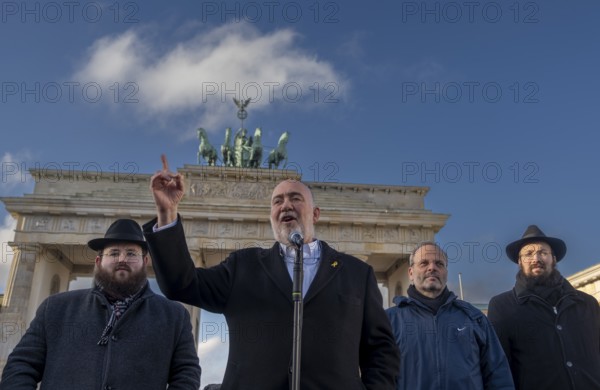 Germany, Berlin, 13.12.2024, Jewish community Chabad Berlin invites to a special rally as part of the European Jewish Youth Congress 2024, taking place for the first time in Berlin, with around 500 Jewish young people from all over Europe, the aim of the event is to send a clear signal for Jewish awareness and for an open, tolerant society, (f.left to right), Rabbi David Teichtal, H.E. Ambassador of the State of Israel, Ron Prosor, Dr Felix Klein, Federal Government Commissioner for Jewish Life in Germany and the Fight against Anti-Semitism, Rabbi Shimon Rivkin of C Teen, Europe