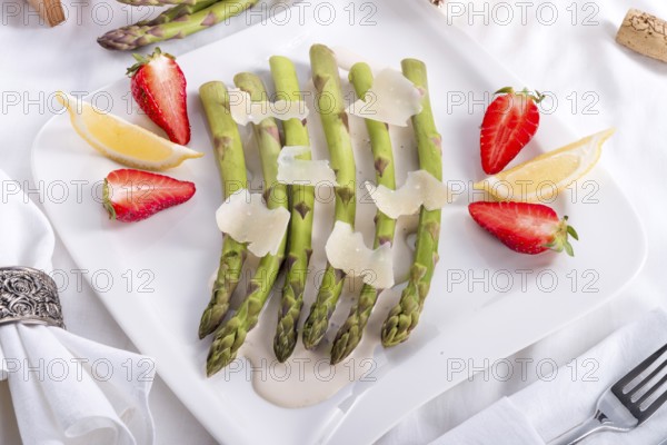 Blanchiertes asparagus with truffle sauce