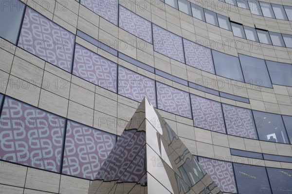 Wave-shaped building in the historic city centre, Düsseldorf, Germany, Europe