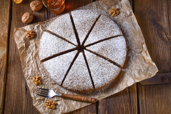 Frischer und leckerer herbstlicher Walnusskuchen mit Honig