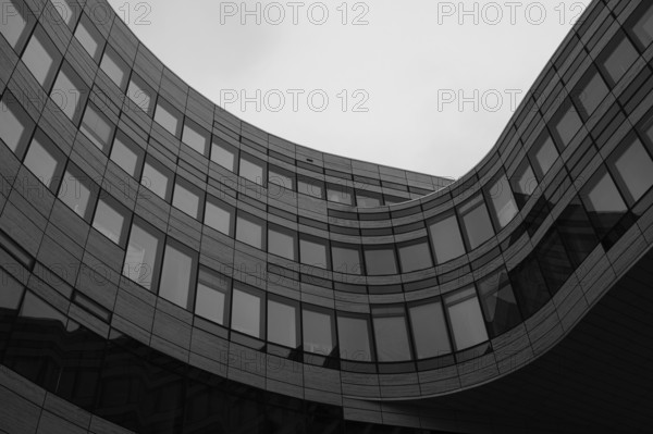 Wave-shaped building in the historic city centre, black and white, Düsseldorf, Germany, Europe