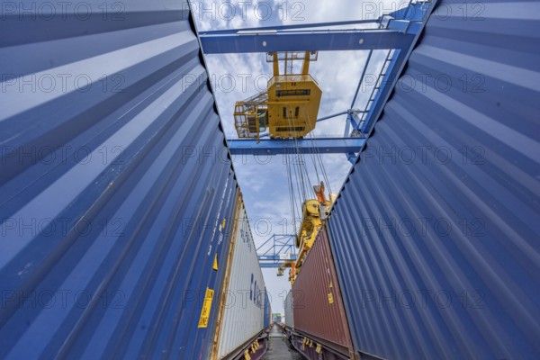 Crane loading containers onto a train in the Port of Duisburg, Terminal D3T, Logport l, Rhine, Duisburg, North Rhine-Westphalia, Germany, Europe