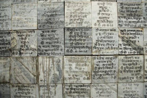 Kunj gali narrow lane, vrindavan, mathura, uttar pradesh, india, asia