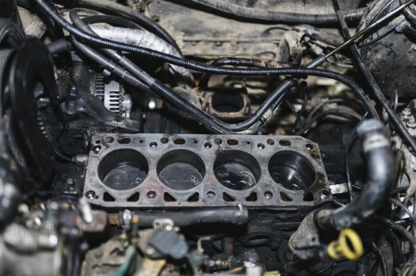 Car engine cylinder block repair cylinder head gasket replacement