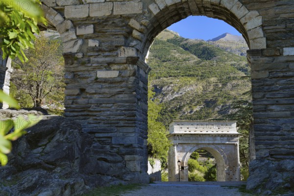 Arch of St Augustus, Arco di Augusto, Susa, Province of Piedmont, Italy, Europe