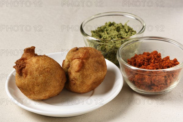 Indian fast food potato vada with chutney, Maharashtra, India, Asia
