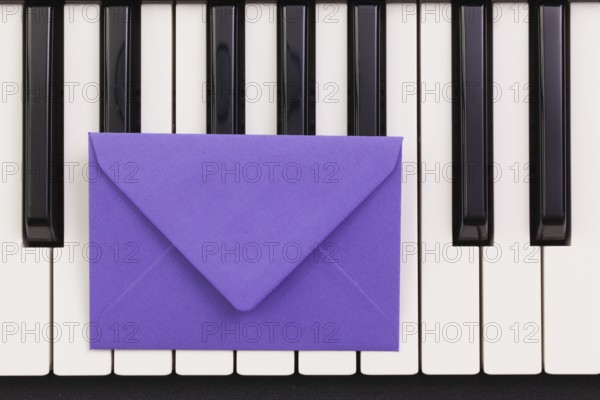 Funny arrangement envelope on the piano keybords - Flat lay image