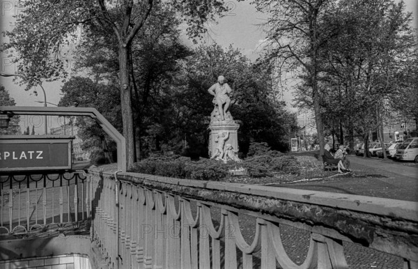 Germany, Berlin, 14 October 1991, Senefelderplatz, with monument to Alois Senefeld, inventor of lithography, Schönhauser Allee, underground station, Europe