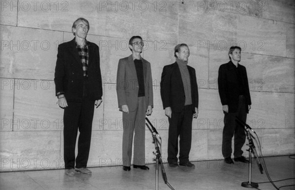 Germany, Berlin, 9.11.1990, action to commemorate 9 November (Reichskristallnacht), in the Neue Wache, actors perform in the Neue Wache: (from left to right) Axel Werner, Arno Wyzniewski, Hermann Beyer, Michael Kind, Europe