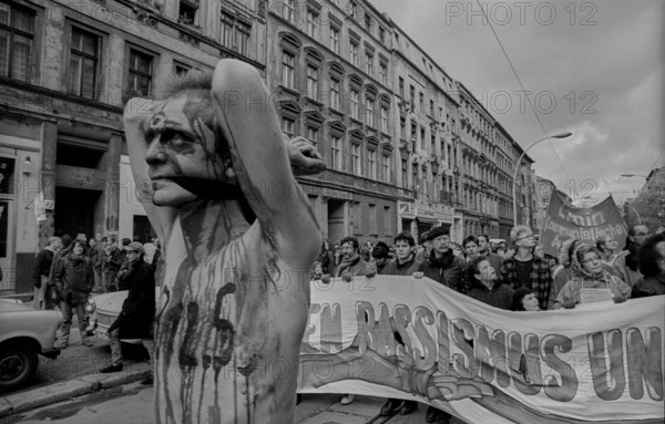Germany, Berlin, 09.11.1991, demonstration on 9 November (Reichskristallnacht), § 125, man covered in blood, in Kastanienallee, Europe