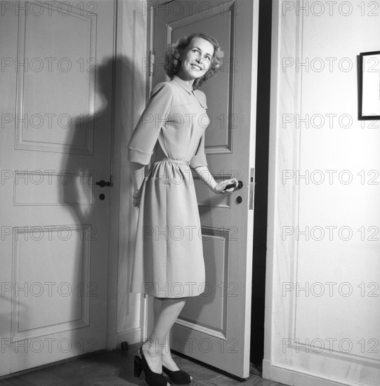 Fashion of 1946. A woman pictured wearing the typical fashion of the postwar era. Kristoffersson ref Y130-4