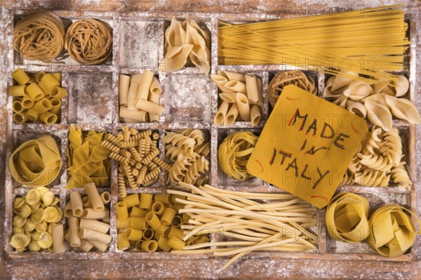 Presentation of varieties of Italian pasta made with white flour