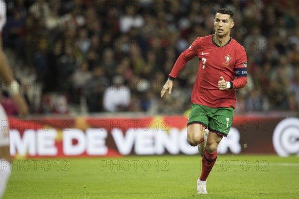 Football match, captain Cristiano RONALDO CR7 Portugal running slowly to the left with a concentrated look, Estadio do Dragao, Porto, Portugal, Europe
