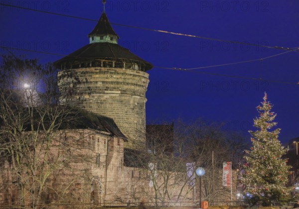Königstor and Frauentor, city wall, Christmas tree in the evening, Nuremberg, Middle Franconia, Franconia, Bavaria, Germany, Europe