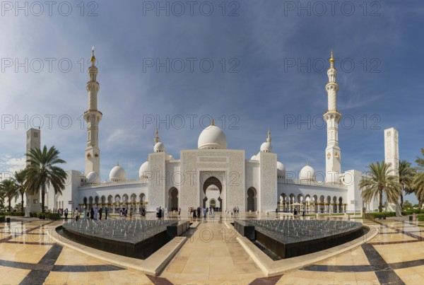 A picture of the Sheikh Zayed Grand Mosque as seen from the outside