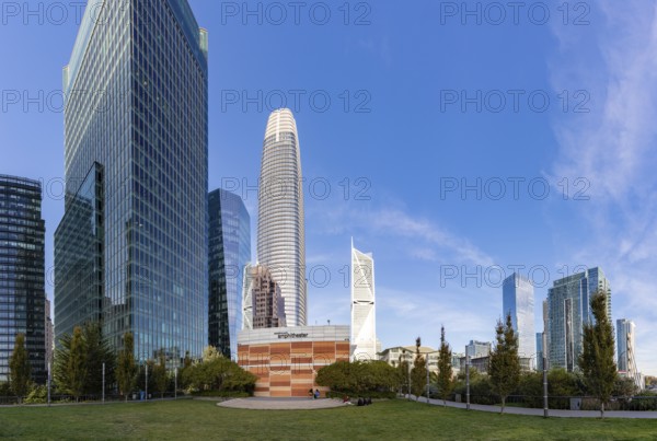 A picture of the Salesforce Amphitheater at the Salesforce Park, with the other Downtown San Francisco buildings around, including the Salesforce Tower