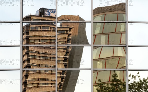 Bonn, government district (federal district, parliamentary district), Langer Eugen tower block as a reflection in the façade of the former Pedagogical Academy