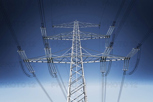 High-voltage pylon, electricity costs, power failure, power grid