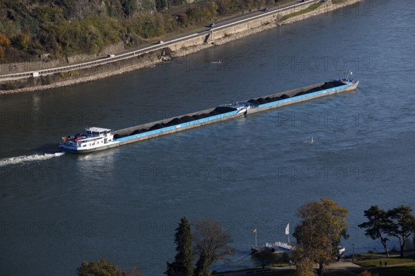 Inland waterway vessel, coupled convoy, motor vessel with barge on the Rhine in Bacharach, Upper Middle Rhine Valley, Rhineland-Palatinate, Germany, Europe
