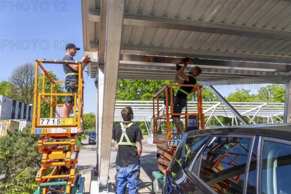 Construction of a carport photovoltaic system, 144 parking spaces will be covered on the car park of the Aquarell leisure pool, the 924 solar modules on it will generate over 400 kilowatts of electricity, most of which will be used in the pool and for charging stations for electric vehicles, Haltern am See, North Rhine-Westphalia, Germany, Europe
