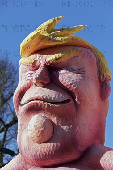 US President Donald Trump, head with yellow quiff, papier-mâché figure, Jacques Tilly theme float, Rosenmotzagszug 2025, Düsseldorf, Rhineland, North Rhine-Westphalia, Germany, Europe