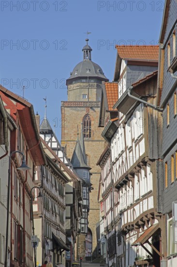 Half-timbered houses and tower of the Walpurgis church, church tower, Obere Fuldauer Gasse, spire, Alsfeld, Vogelsberg, Hesse, Germany, Europe