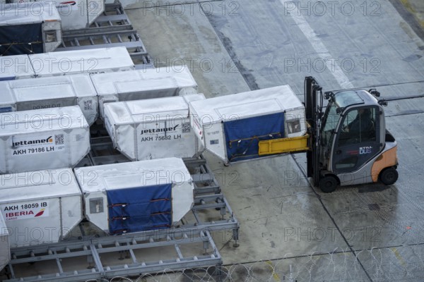 Düsseldorf Airport, Unit Load Devices, ULD, containers for baggage and freight for narrow-body and wide-body aircraft, baggage and freight are pre-packed here and can then be quickly loaded or unloaded onto the aircraft, storage area, Düsseldorf, North Rhine-Westphalia, Germany, Europe