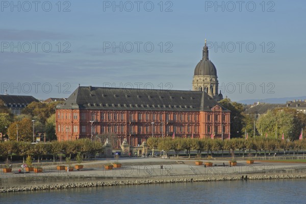 Baroque Electoral Palace and High Renaissance Christ Church with dome, riverside promenade, Rhine, Old Town, Mainz, Rhine-Hesse region, Rhineland-Palatinate, Germany, Europe
