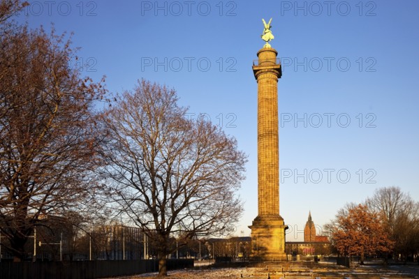 Waterloo Column with Victoria, Victory Column commemorating the Battle of Waterloo, with Market Church, Hanover, Lower Saxony, Germany, Europe
