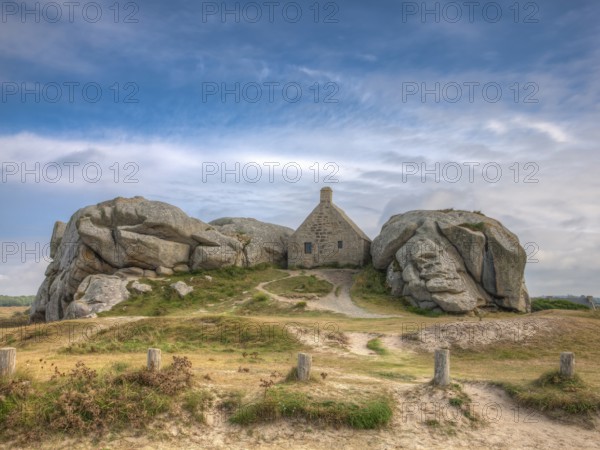 The Guard House (Corps de Garde) ("Customs House") between two huge granite rocks, Site de Meneham, Meneham, Kerlouan, Département Finistère, France, Europe