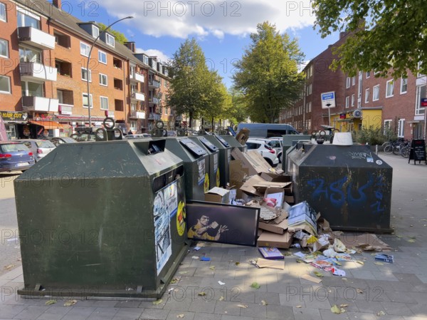 Overfilled paper containers, cardboard, paper, container, recyclables, recycling, Hamburg, Hamburg, Federal Republic of Germany