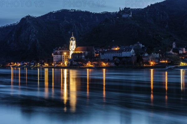 Morning atmosphere at the river, view over the Danube to Dürnstein, blue hour in front of sunrise, long exposure, Wachau, Lower Austria, Austria, Europe