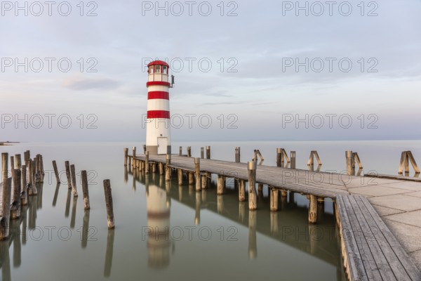 Leuchtturm im Morgenlicht, Langzeitbelichtung, Podersdorf am See, Neusiedlersee, Burgenland, Österreich