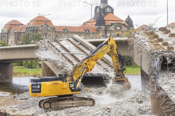 After the collapse of parts of the Carola Bridge, demolition work began on the Old Town side. The bridge sections on the Old Town side were dismantled using heavy machinery, Carola Bridge in Dresden, Dresden, Saxony, Germany, Europe