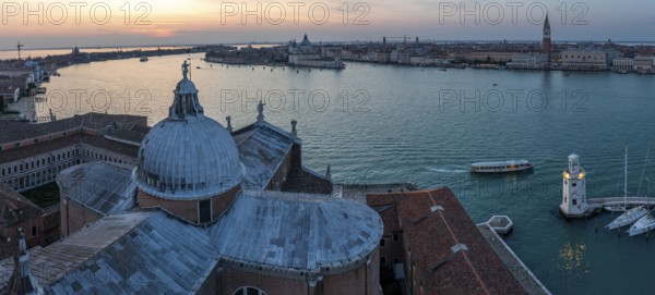 Abendstimmung bei Sonnenuntergang, Ausblick von Kirche San Giorgio Maggiore zur Basilika Santa Maria della Salute, Campanile San Marco und Dogenpalast, Panoramaaufnahme, Venedig, Venetien, Italien