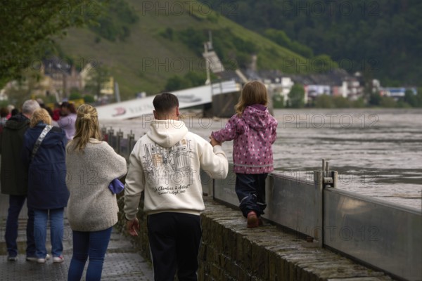 The flood waters of the Moselle will soon flow over the flood barrier into the historic centre of Zell. Zell, Rhineland-Palatinate, Germany, Europe