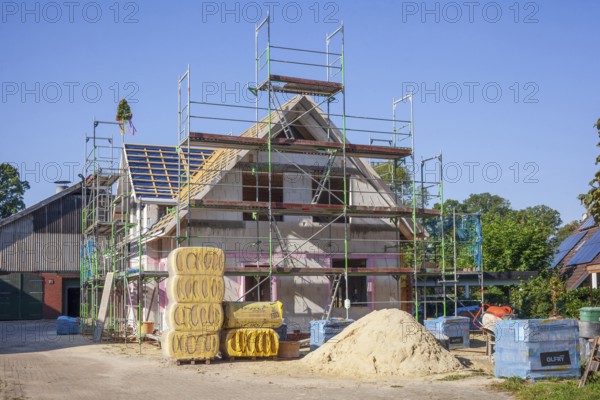 Scaffolded detached house, building site, shell construction, Fischerhude, Lower Saxony, Germany, Europe