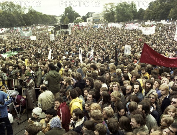 Bonn. Hofgarten. 400-000 at peace movement rally on 22. 10. 1983