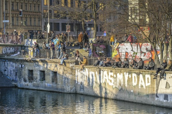 People, Leisure, Winter sun, Paul-Lincke-Ufer, Landwehrkanal, Kreuzberg, Friedrichshain-Kreuzberg, Berlin, Germany, Europe