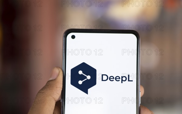 deepl logo is displayed on smartphone