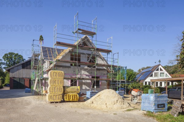 Scaffolded detached house, building site, shell construction, Fischerhude, Lower Saxony, Germany, Europe