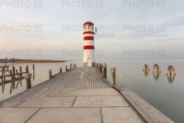 Leuchtturm im Morgenlicht, Langzeitbelichtung, Podersdorf am See, Neusiedlersee, Burgenland, Österreich
