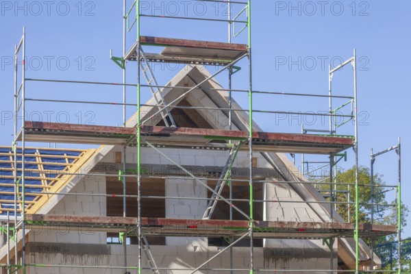 Scaffolded detached house, building site, shell construction, Fischerhude, Lower Saxony, Germany, Europe
