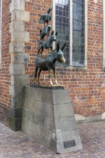 The famous bronze statue of the Bremen Town Musicians with the figures of a donkey, dog, cat and cockerel in Schoppensteelstraße, Old Town Bremen, Hanseatic City of Bremen, Germany, Europe
