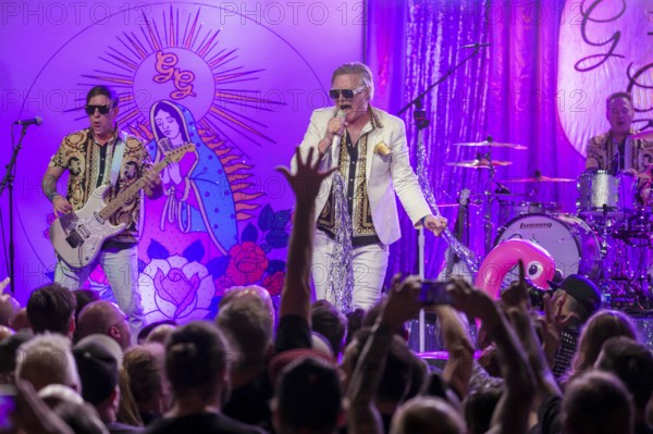 Jake Kiley (guitarist) and Spike Slawson (singer) from Me First and the Gimme Gimmes live at SO36, Berlin, 04.06.2025