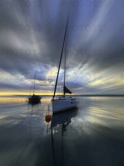 Evening atmosphere, sailing boats on Lake Starnberg, zoom effect, Bavaria, Germany, Europe
